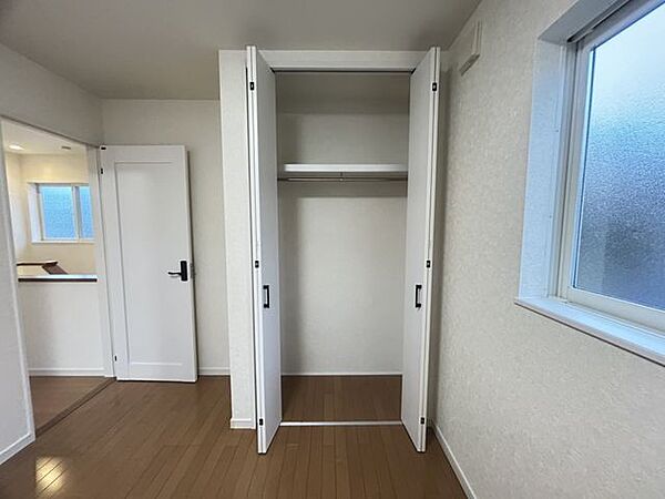 【リフォーム後写真 】2階東側の約5.25帖の洋室にあるクローゼットです。天井・壁クロスを張り替え、クリーニングも行いました。