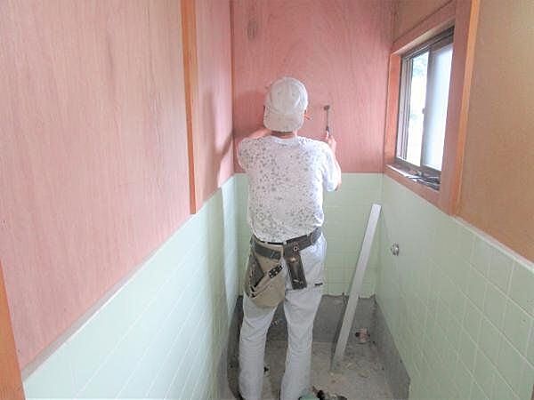 リフォームは協力会社さんが施工。ベテランの職人さんがお住まいになるお客様のことを思って丁寧に作業しました。