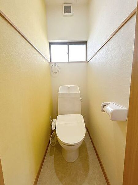 【リフォーム済み】トイレは新品に交換いたしました。床はクッションフロアを貼り、天井と壁クロスの貼り替えを行いました。窓もあり、アクセントクロスで明るい空間になりました。