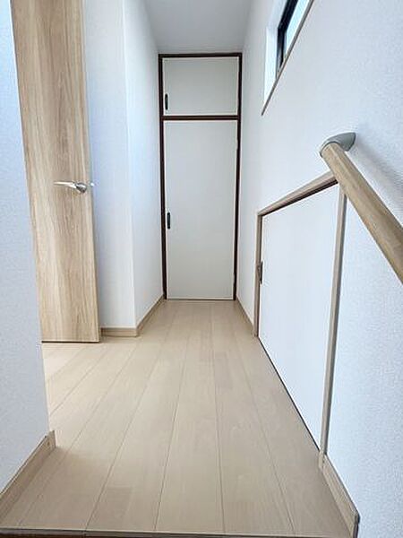 【リフォーム済み】2階廊下です。床はフローリングを貼り、天井と壁クロスの貼り替えを行いました。物入もあります。扉はシート貼りできれいに仕上げました。