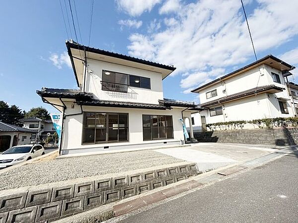 【リフォーム済み】外観別角度です。外壁塗装をおこない、明るいお家に生まれ変わりました。