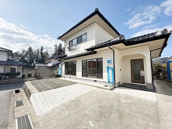 【リフォーム済み】駐車場です。玄関横は縦列二台駐車可能です。