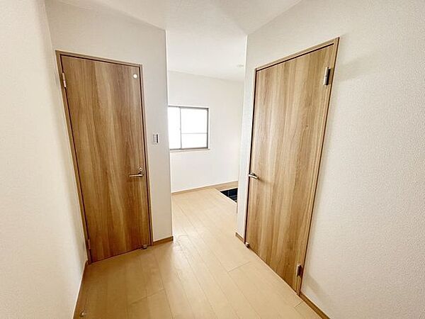 【リフォーム済み】1階廊下です。床はフローリングを貼り、天井と壁クロスの貼り替えを行いました。照明も設置しました。