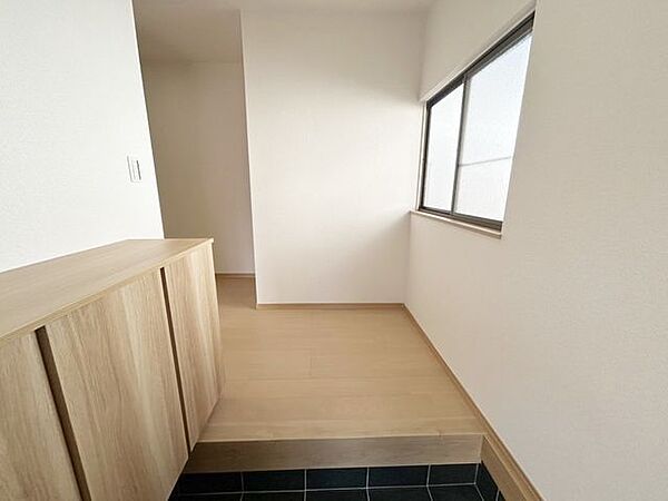 【リフォーム済み】玄関内部です。壁と天井のクロスを貼り替え、床はフローリングを貼り替えました。タイルも張替おこないました。シューズクローゼットも設置しました。