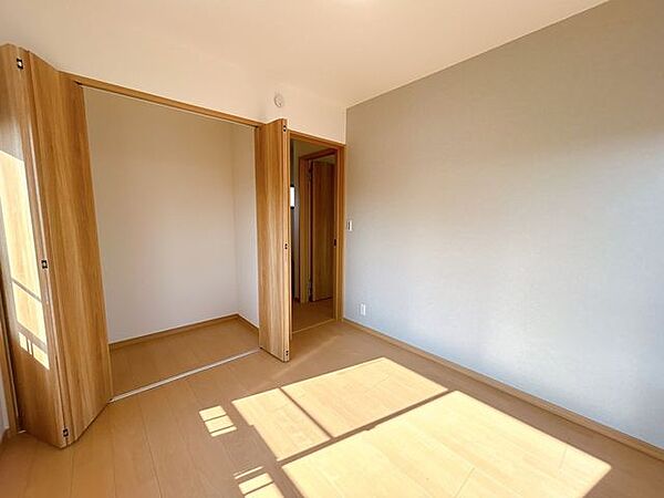 【リフォーム済み】2階洋室3です。床はフロアを貼り、天井と壁クロスの貼り替えを行いました。お子様のお部屋にいかがでしょうか？陽当たりも良く明るいお部屋です。