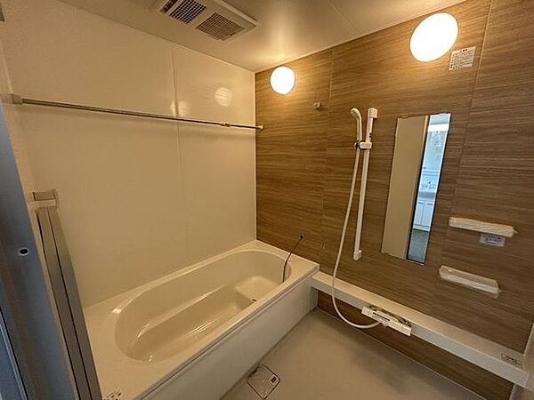 【リフォーム後写真】ユニットバスは新品に交換しました。浴槽は大人も足を伸ばしてゆったり浸かれる広さです。