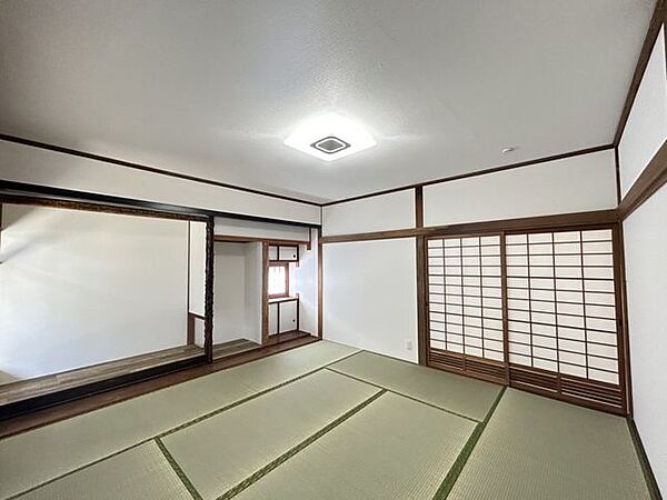 【リフォーム後写真】和室は畳を表替え、襖・障子・天井と壁クロスを貼り替えました。