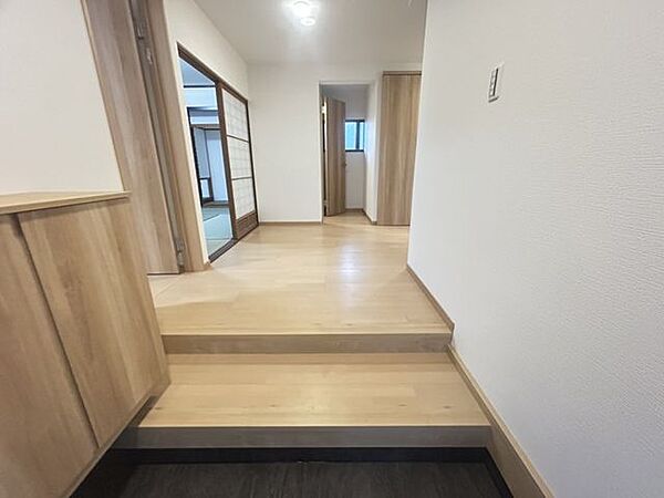 【リフォーム後写真】玄関内部です。タイル、床フローリング、天井と壁クロスを貼り替えました。シューズボックスも設置いたしました。