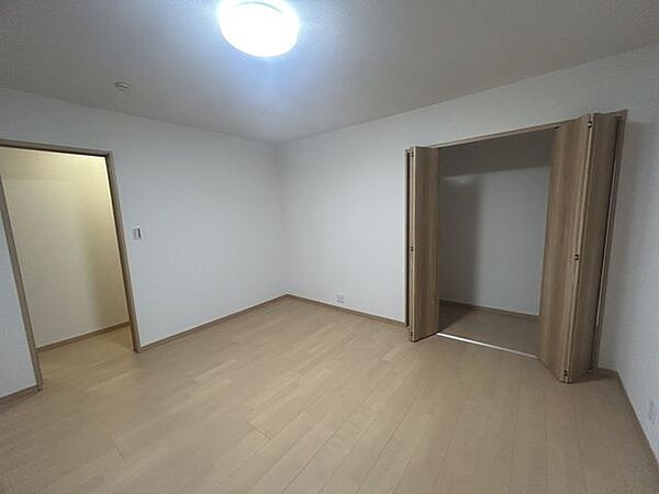 【リフォーム後写真】2階約8帖の洋室です。洋室にするためフローリング重ね張り、天井・壁クロス張替しました。