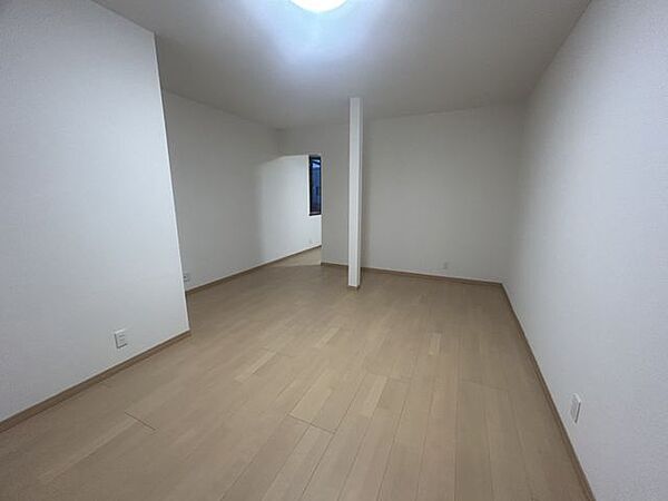 【リフォーム後写真】2階9帖の洋室です。フローリング重ね張り、天井・壁クロス張替しました。ウォークインクローゼットを造作しました。