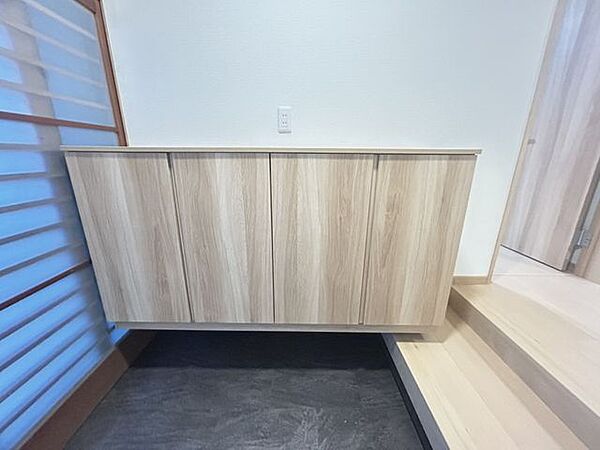 【リフォーム後写真】玄関には、新品のシューズボックスを設置しました。シューズボックスの後部には窓がありますので、明るい玄関でお客様をお迎えできますね。
