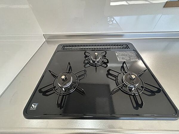 【リフォーム後写真】3口コンロは複数品目一緒に作れ、調理の心強い味方です。