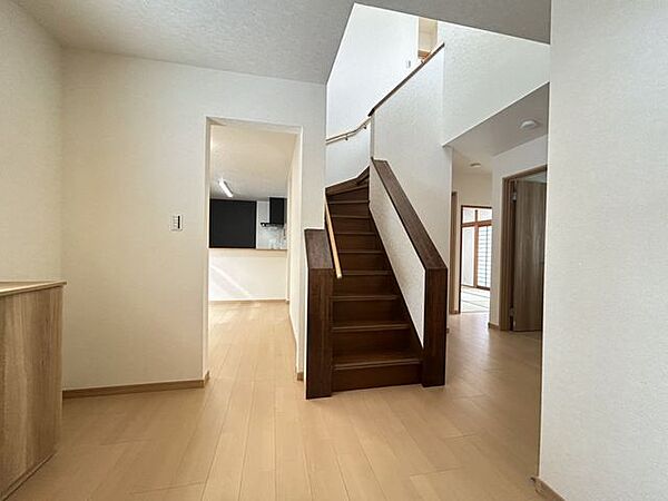 【リフォーム後写真】玄関内部です。フローリング重ね張り、天井・壁クロス張替しました。