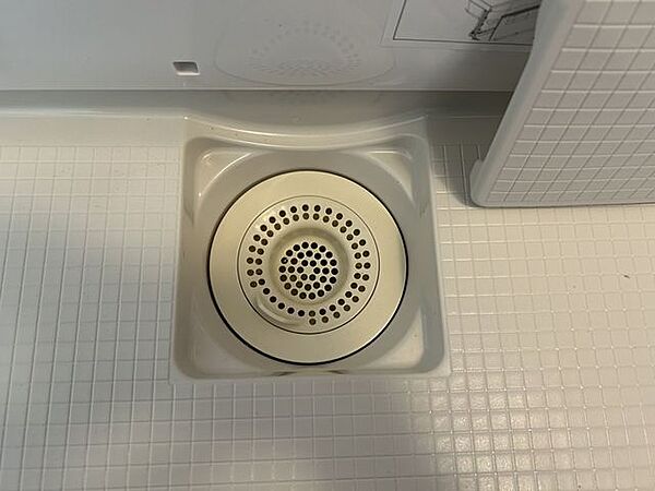 【リフォーム後写真】浴室の排水溝は髪の毛等がまとまりやすい構造になっており、お掃除の負担が軽減されます。