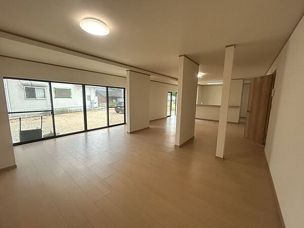 【リフォーム済写真】和室は変更しリビングに生まれ変わりました。30帖の広々としたリビングです。