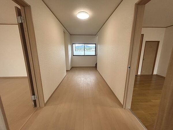 【リフォーム済写真】廊下です。床フローリング、天井と壁クロスを貼り替えました。