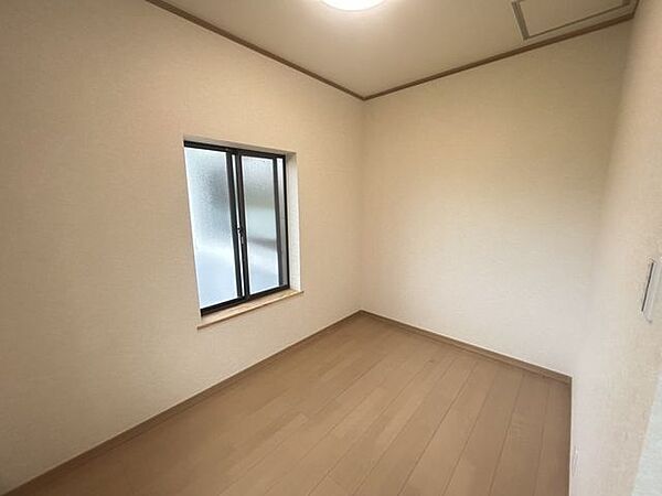 【リフォーム済写真】4.5帖の和室はウォークインクローゼットに間取変更を行いました。