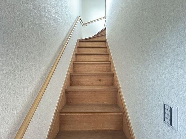 【リフォーム済写真】階段は手すりを交換し、天井と壁クロスを貼り替える予定です。