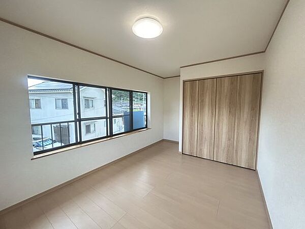 【リフォーム済写真】2階北東側6帖の和室は洋室に間取変更を行いました。