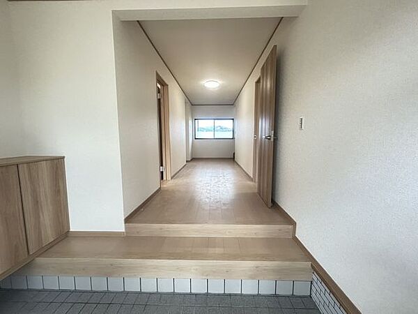 【リフォーム済写真】玄関内部です。タイル、床フローリング、天井と壁クロスを貼り替えました。シューズクローゼットも設置いたしました。