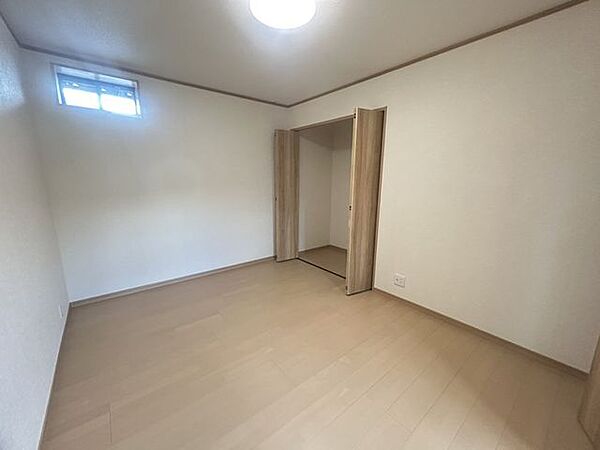 【リフォーム済写真】2階南東側6帖の和室は洋室に間取変更を行いました。