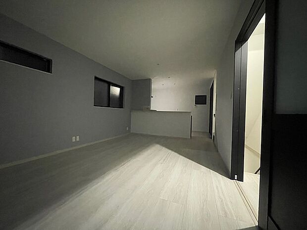 広々リビングは家族が自然と集まる憩いの場所。居心地の良い空間です