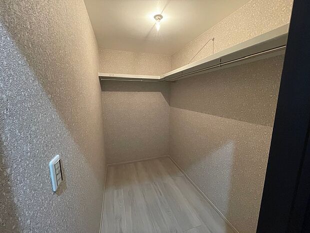 玄関横にあると大変便利なウォークインクローゼット！！ベビーカーやアウトドア用品など多目的収納スペースに利用できます！！
