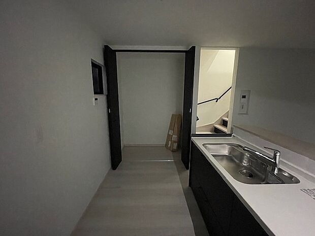 キッチンの横にあると嬉しい収納！！増えがちなキッチン用品や、保存食などの収納に便利です！