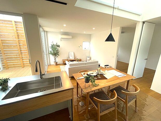 ◆同仕様のモデル写真◆食事の配膳も片付けも最短距離で行える、キッチンとダイニングテーブルを横並びにしたレイアウト。家事の時短になります♪