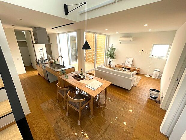 ◆同仕様のモデル写真◆白を基調に、お気に入りのインテリアが映えるシンプル×ナチュラルな空間をコーディネート。