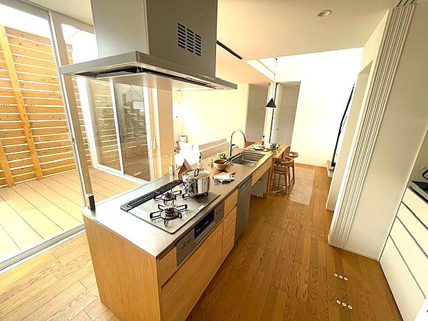 ◆同仕様のモデル写真◆中庭から光を贅沢に取り込んだLDK。建物の正面は窓がないのに、室内は明るくて開放感あります