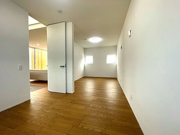 ◆同仕様のモデル写真◆お子様が小さい間は1部屋の広々とした遊び部屋として、大きくなれば2部屋の子供部屋としてお使いいただます!!
