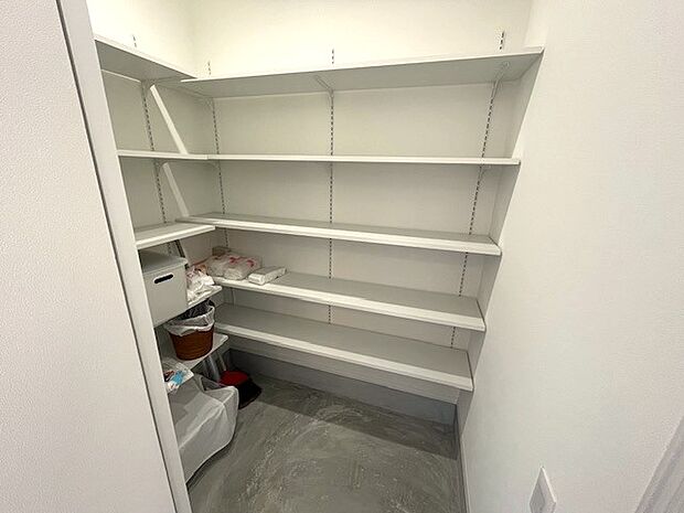 ◆同仕様のモデル写真◆「片付けたくなる収納」もシンプルノートが得意とする提案の一つ。ベビーカーやアウトドア用品など置き場所に困る物も、たっぷり収納していただけます。