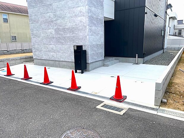 ◆同仕様のモデル写真◆道路側から玄関の出入りが見えないようクランク動線を採用!!