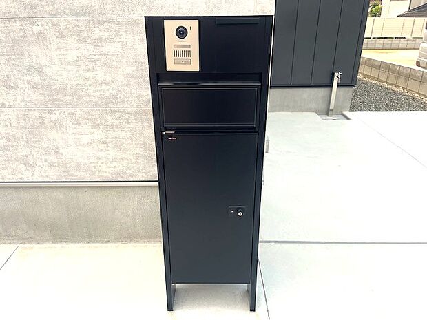 ◆同仕様のモデル写真◆入浴中や外出時など、代わりに荷物を受け取ってくれるダイヤル付きの宅配ボックス。