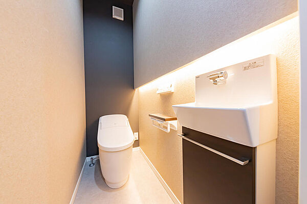 【施工事例｜トイレ】■プライベート空間を安らぎの空間に。トイレはご家族みんなのプライベート空間であり、そのプライベート空間が居心地のいい空間であれば、そのお家に住む方々の生活を豊かにします■