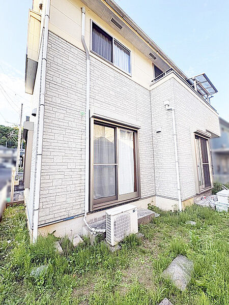 ◆南向きにつき日当たり良好のテラス付き♪◆駐車場付き、全居室6帖以上のゆとりのある間取り！