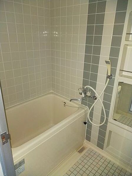 オシャレなタイルで入浴も楽しくなりますね♪