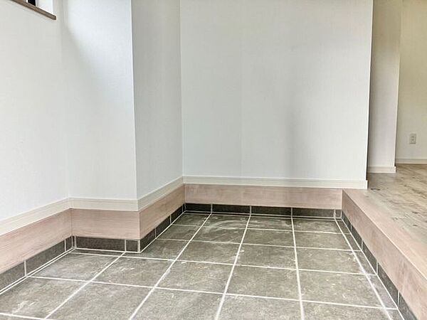 広々とした土間スペースは、ベビーカーや趣味の道具を置くのにも便利です。