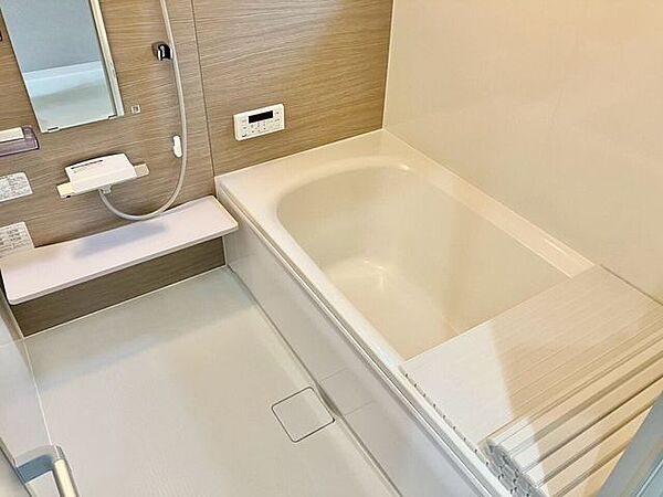 ゆったり足を伸ばせる浴槽。お子様とのバスタイムも楽しく過ごせます！