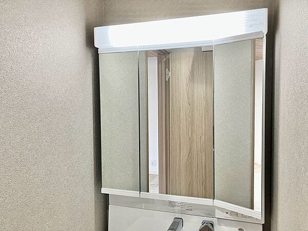 三面鏡付きの洗面台。鏡の裏に小物を隠して収納できるのが嬉しい！