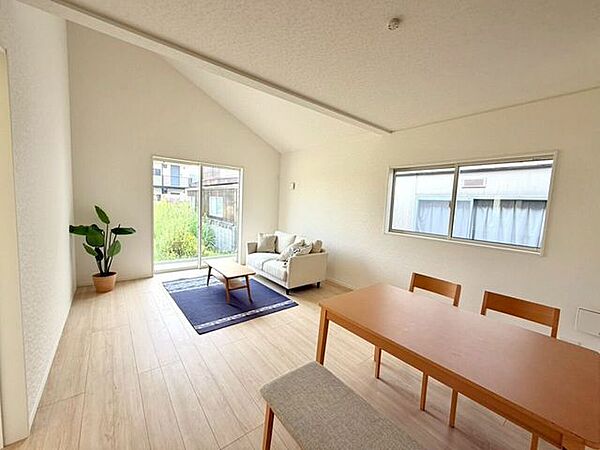 傾斜のある屋根がおしゃれですね。