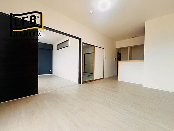 グレーの床×ネイビーのクロス×ダークブラウンの建具で他とは違う落ち着いた空間になっています♪