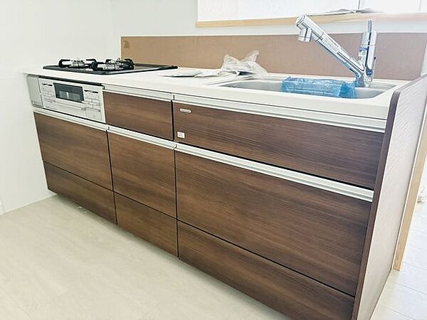 木目調のシックなデザインが空間を引き締めるシステムキッチンになっています！リビングを見渡せるレイアウトで、小さなお子様がいるご家庭でも安心です♪
