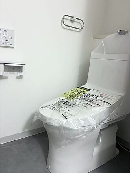 白基調のトイレにグレーの床で清潔感があります♪