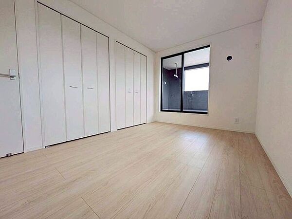 大容量のクローゼット付きでお部屋のお荷物もスッキリと片付きますね。