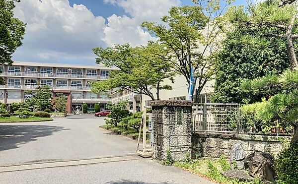 木曽川中学校　徒歩約22分（約1700ｍ）●野球部、サッカー部、バレー部、卓球部、テニス部、陸上部、演劇部、手芸部の部活動がございます。