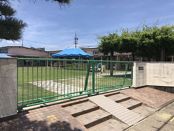 黒田北保育園　徒歩約5分（約397ｍ）●子どもたちの元気な声が響きわたる、広々とした芝生の園庭。花壇では、季節の花や野菜を育て、成長や収穫を楽しめます。