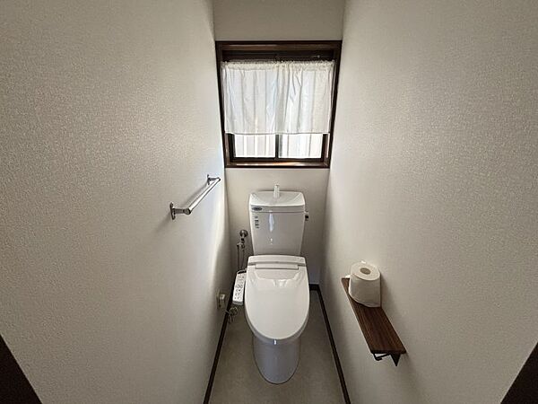 ウォシュレット付きのトイレ。毎日必ず使う場所だからこそこだわりたい空間です♪