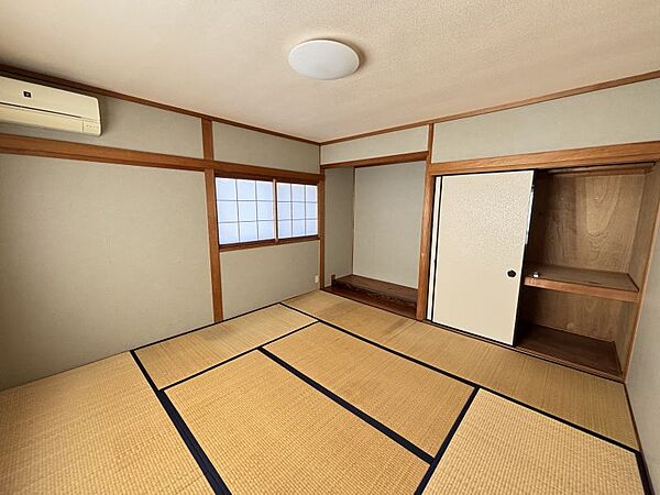 2階の和室は約8帖の広さです。床の間と押し入れもございます！
